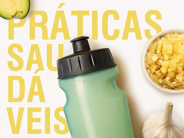 Foto com uma squeeze verde com tampa preta ao lado de um pote com alho picado, uma cabeça de alho e uma fatia de abacate. Do lado esquerdo da imagem há o texto "Práticas Saudáveis"